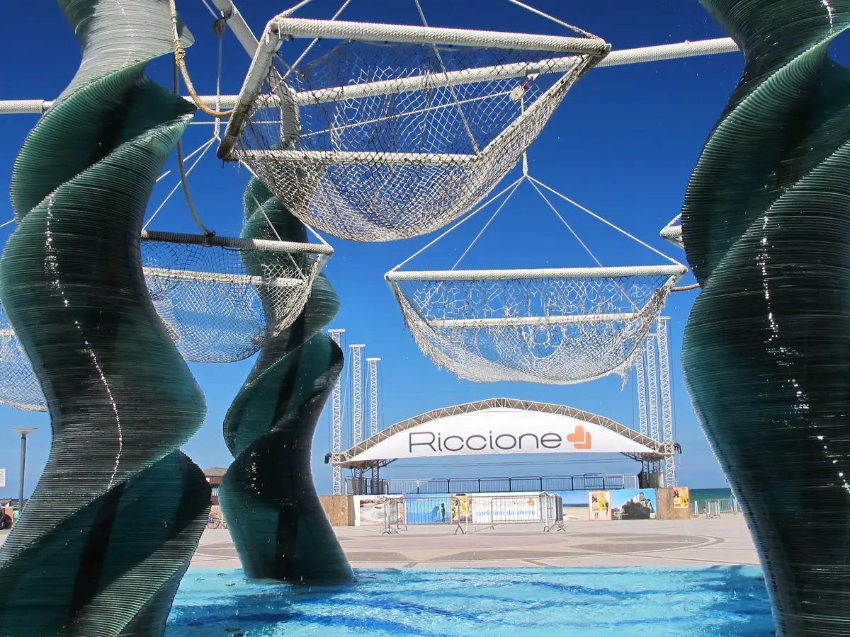 Abendspaziergang im Zentrum von Riccione zwischen Lichtern und Lokalen