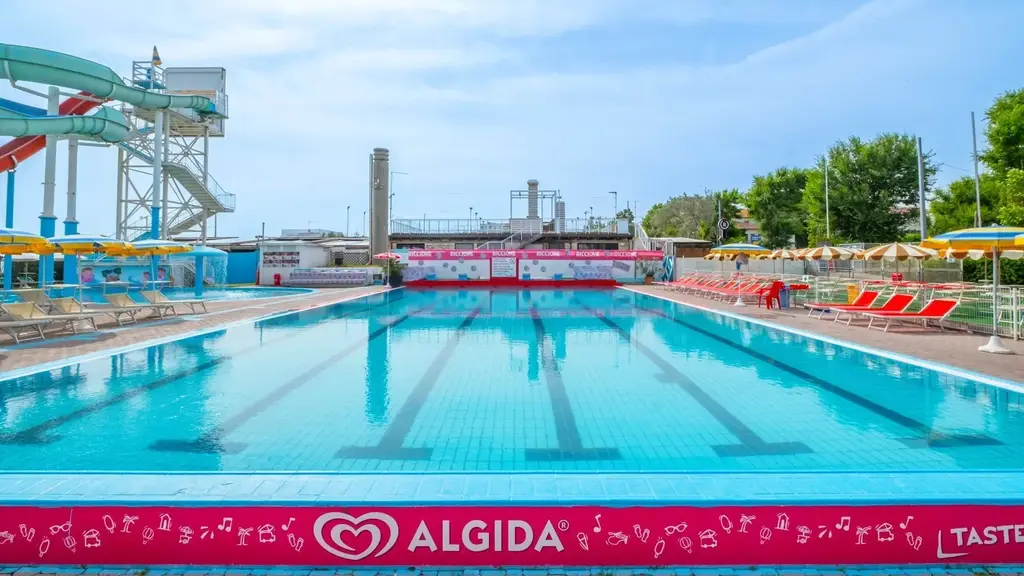 La piscina di Beach Village a Riccione con gli scivoli e i lettini a bordo vasca