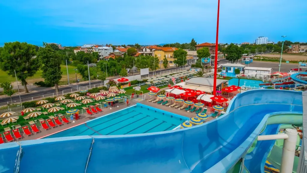 Vista panoramica dall'alto di Beach Village con lo scivolo, la piscina e i lettini colorati