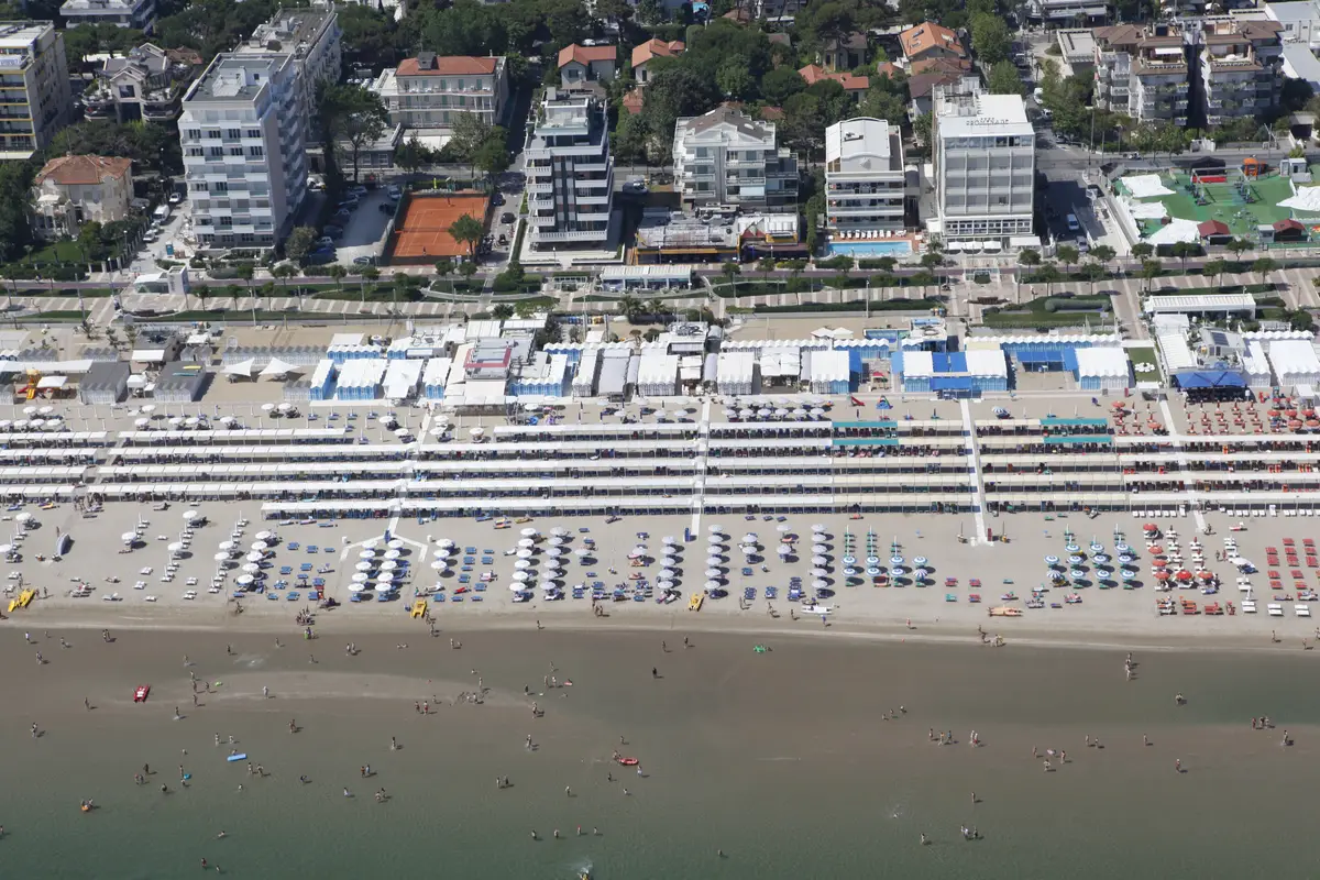 Vista aerea della spiaggia di Riccione con stabilimenti balneari, ombrelloni e il mare