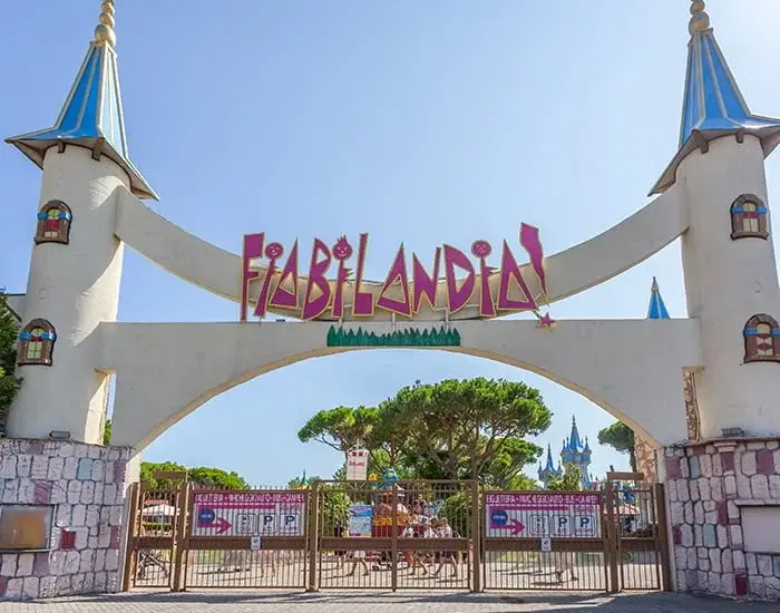 Le Château de Merlin à Fiabilandia avec les tours bleues et la statue du magicien