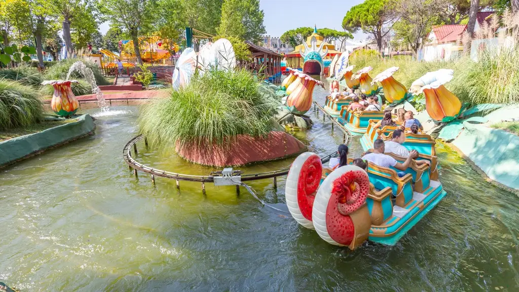 La Baie des Pirates à Fiabilandia avec le galion et le rocher en forme de crâne