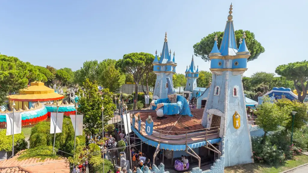 Les toboggans arc-en-ciel colorés et ondulés de Fiabilandia