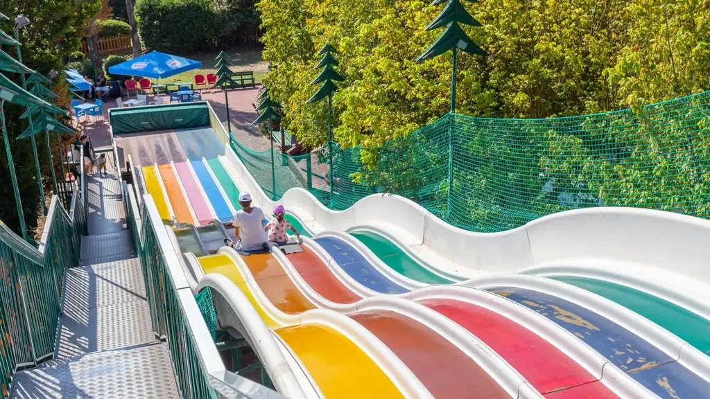 L'entrée de Fiabilandia avec les tours emblématiques du château des contes de fées