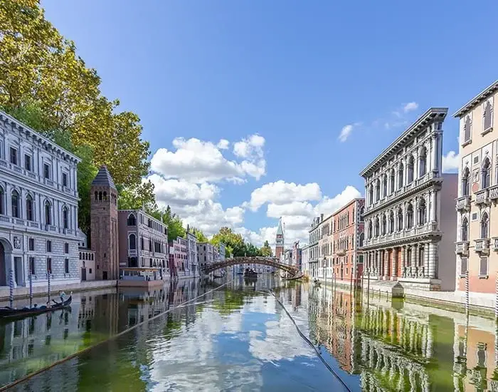 La Venise miniature à Italia in Miniatura avec les canaux d'eau et les palais vénitiens