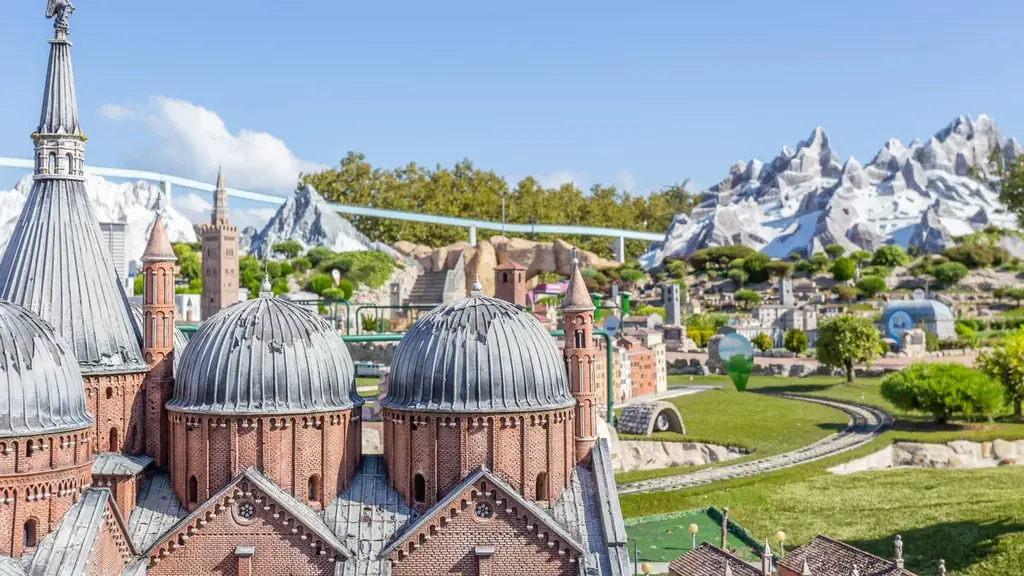 La Basilique miniature de Saint-Antoine de Padoue avec les Dolomites en arrière-plan