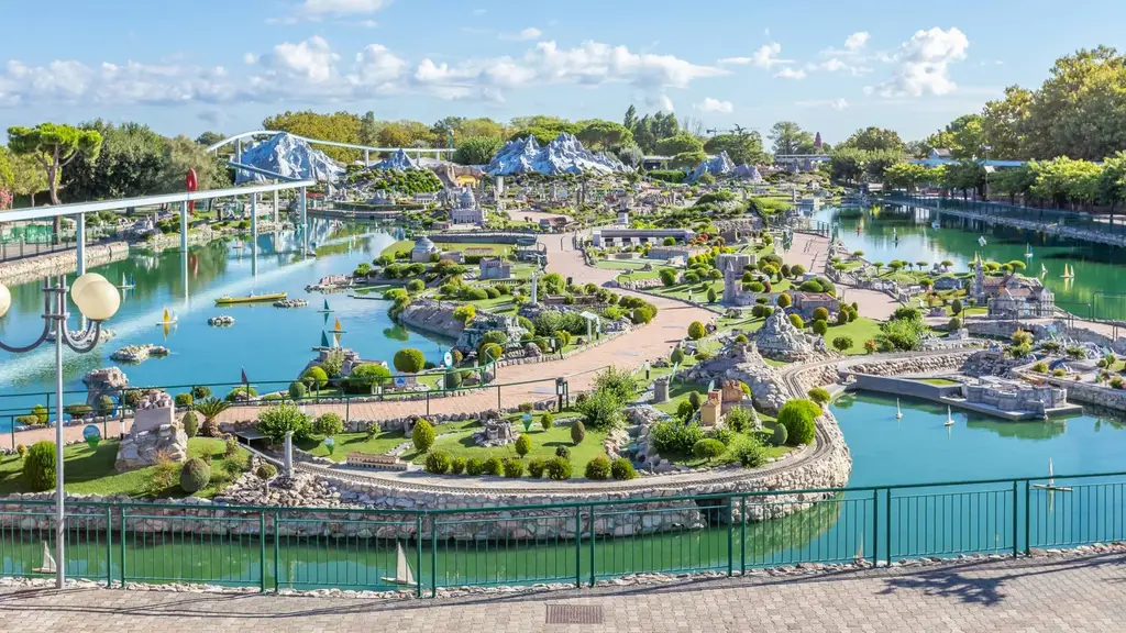 Vue panoramique d'Italia in Miniatura avec le lac, les reproductions à l'échelle et le monorail