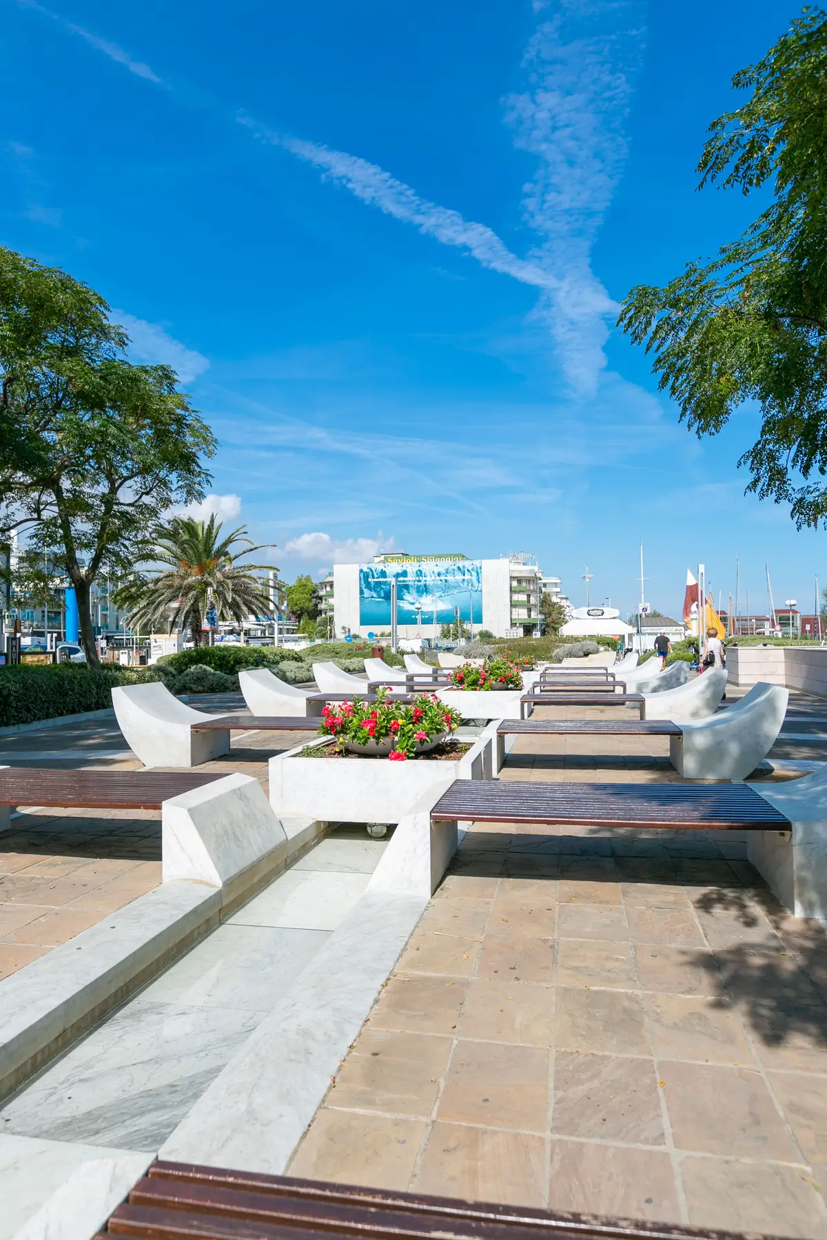 Die für den Verkehr gesperrte Promenade von Riccione, ideal für Spaziergänge und Radfahren