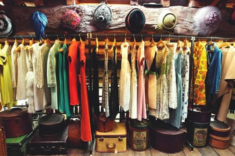 Marché hebdomadaire à Riccione avec étals de produits locaux