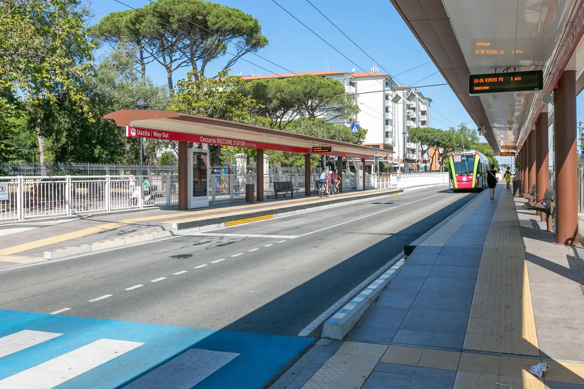Metromare, il filobus elettrico che collega Riccione a Rimini lungo il litorale