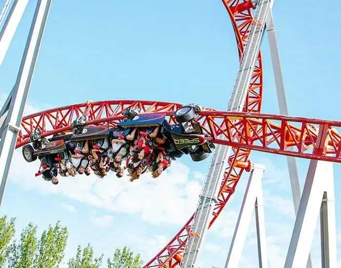 iSpeed à Mirabilandia, les montagnes russes rouges avec les passagers la tête en bas pendant une inversion