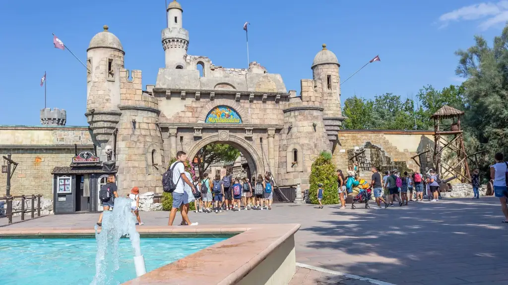 L'entrée de Mirabilandia avec le château médiéval et la fontaine