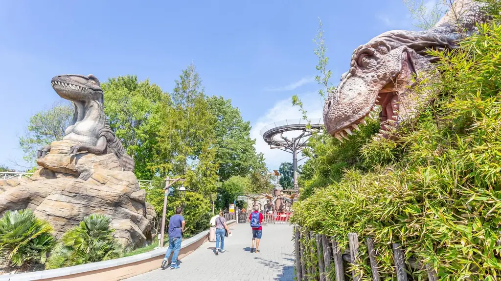 La zone Dinoland à Mirabilandia avec les statues de dinosaures grandeur nature parmi la végétation