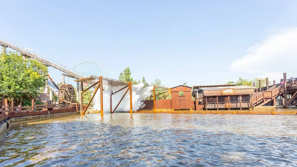 L'attraction aquatique splash ride à Mirabilandia avec la grande roue en arrière-plan