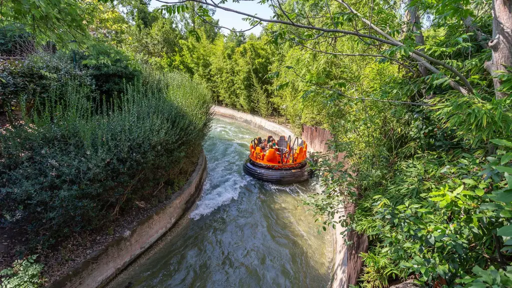 Les rapids de Mirabilandia avec le canot qui descend la rivière au milieu de la végétation luxuriante