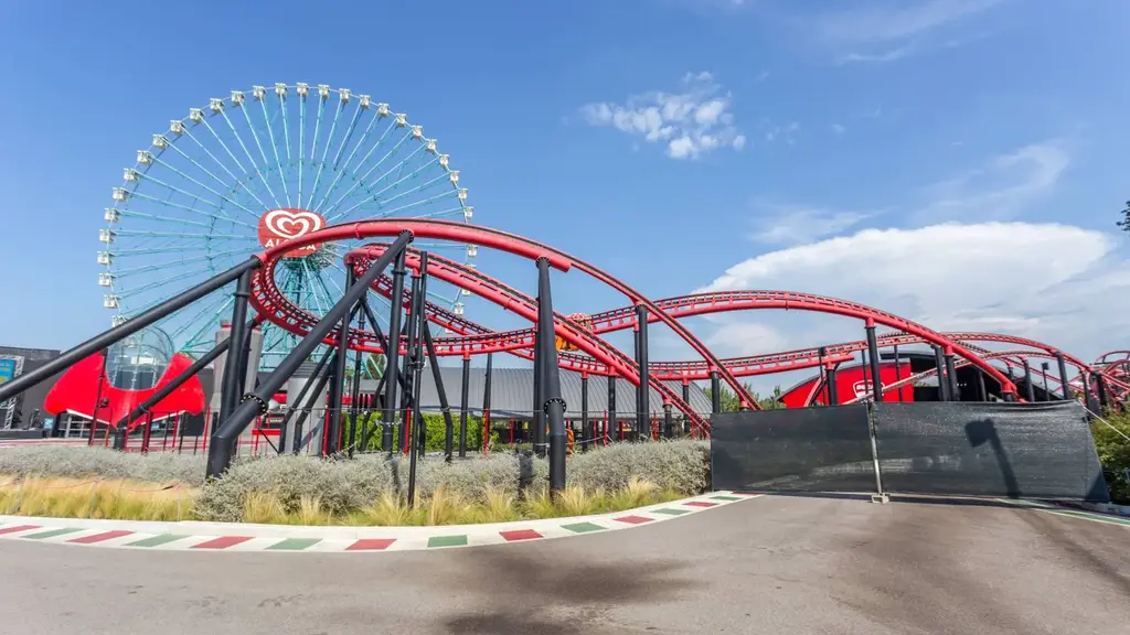 Ducati World à Mirabilandia avec les montagnes russes rouges et la grande roue en arrière-plan