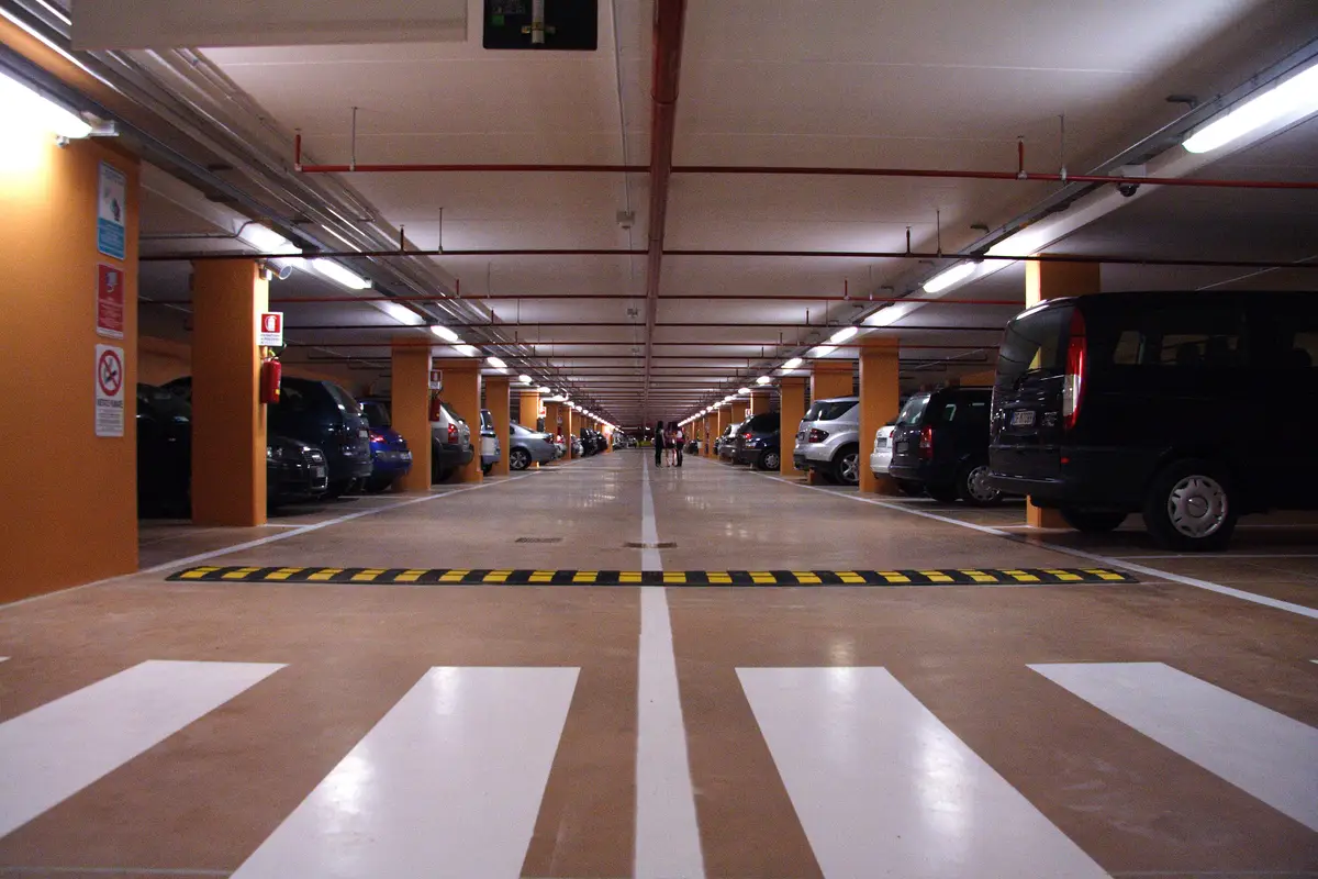 Parken in Riccione, blaue Streifen und Parkhäuser im Zentrum