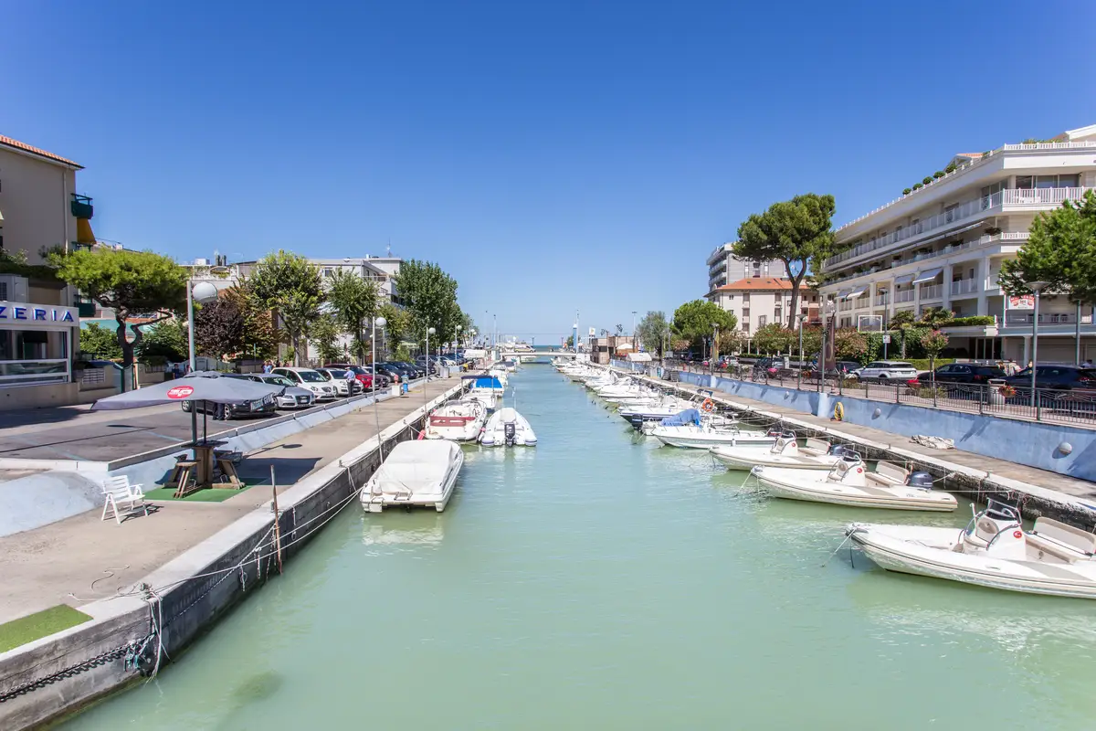 Der Kanalhafen von Riccione, Fischrestaurants und Fischerboote
