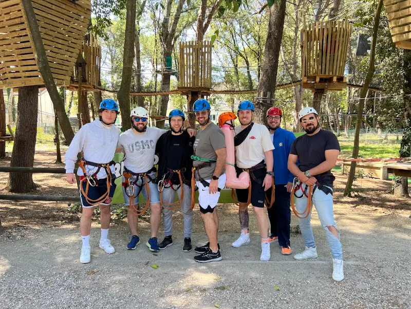 Un groupe de personnes avec harnais et casque prêts pour les parcours à Riccione Avventura