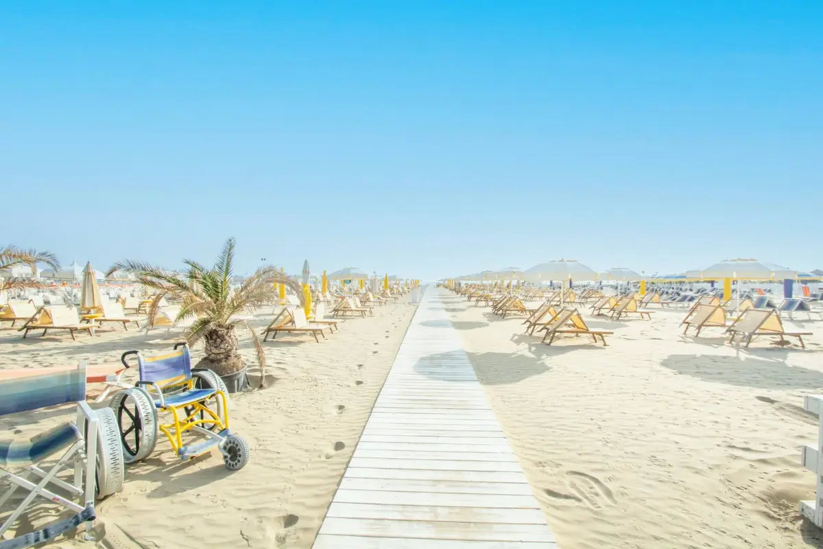 Barrierefreier Strand in Riccione mit Steg und Dienstleistungen für Menschen mit Behinderung