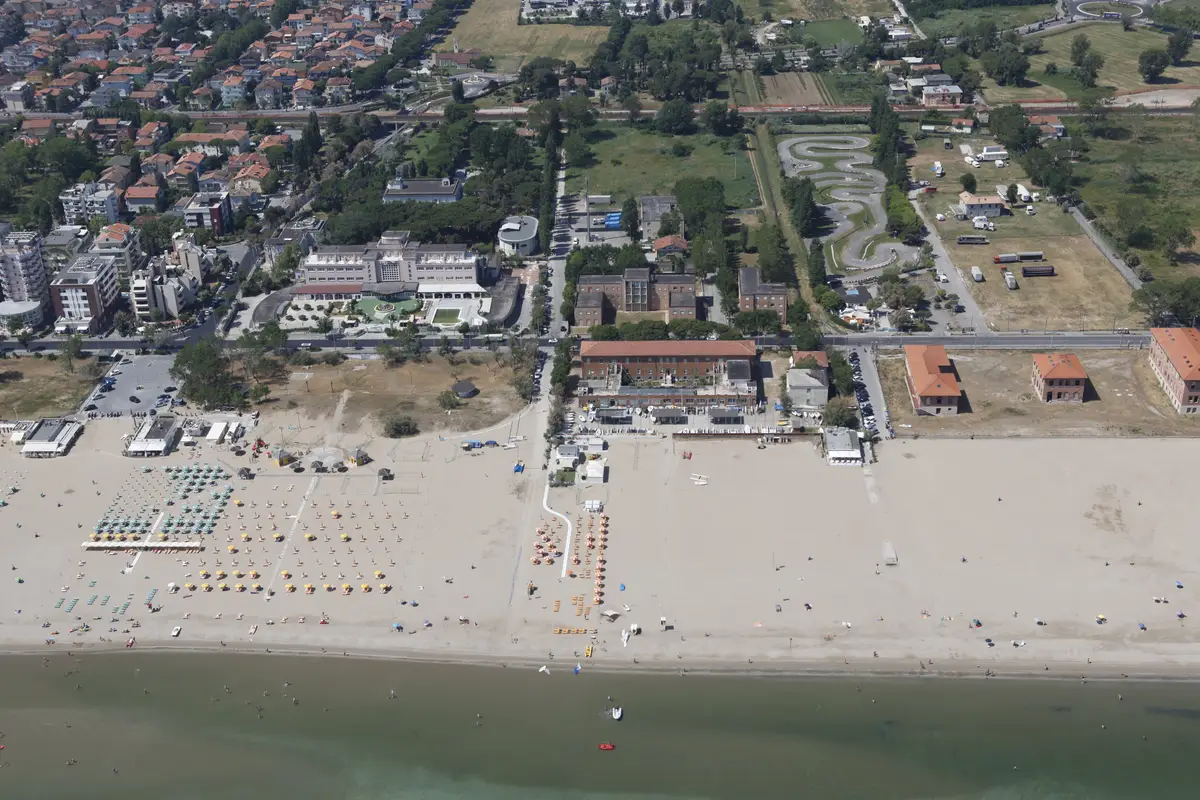 Vue aérienne des plages libres de Riccione depuis un hélicoptère