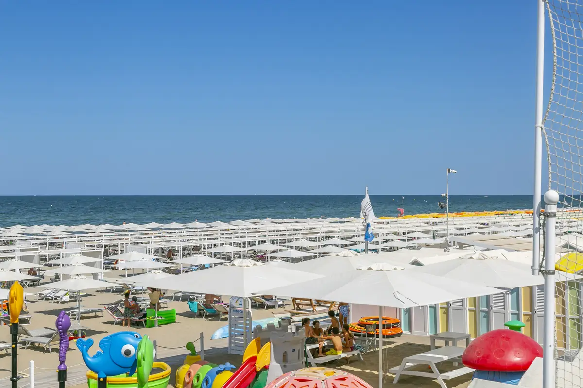Stabilimento balneare di Riccione con area giochi per bambini, ombrelloni e vista mare