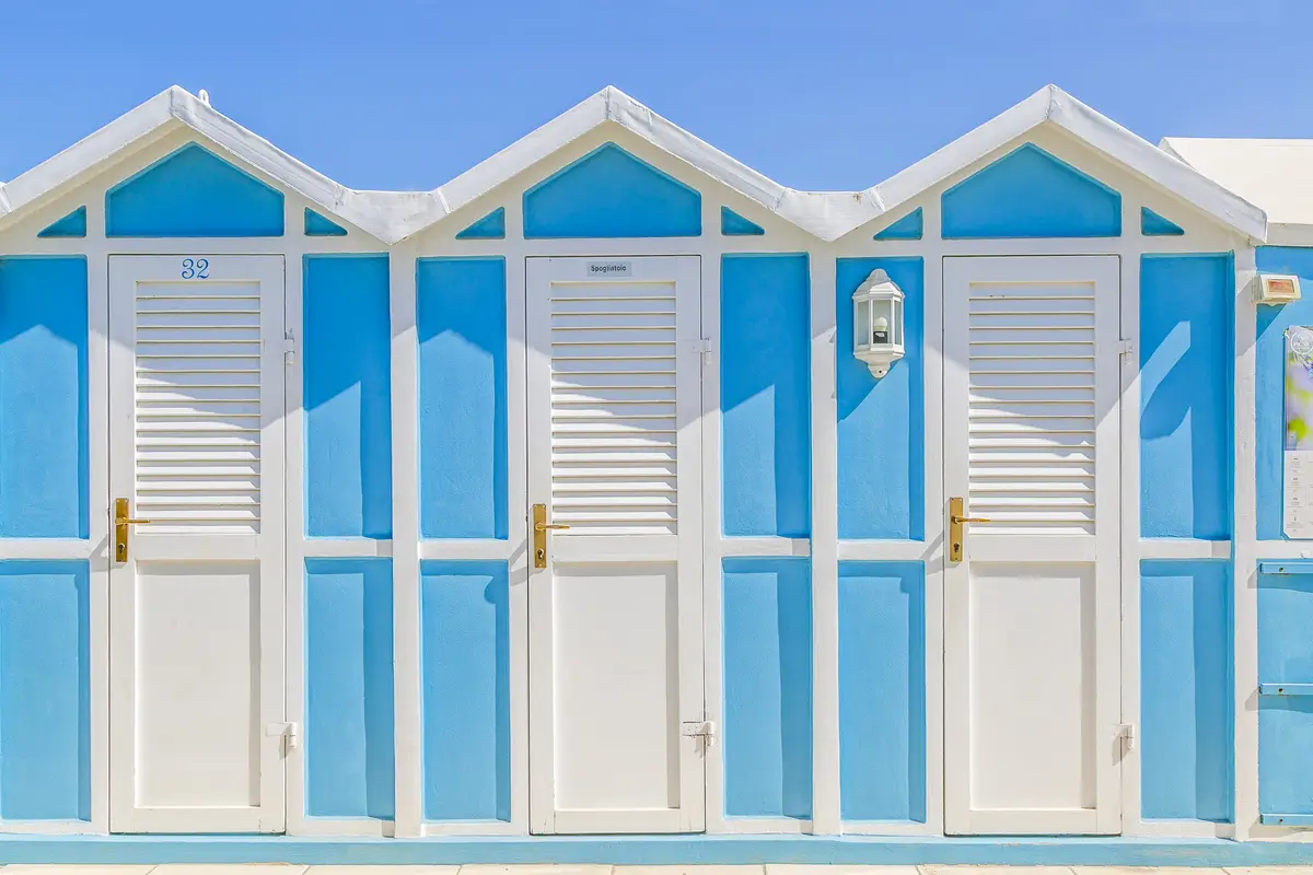 Cabine balneari azzurre e bianche sulla spiaggia di Riccione