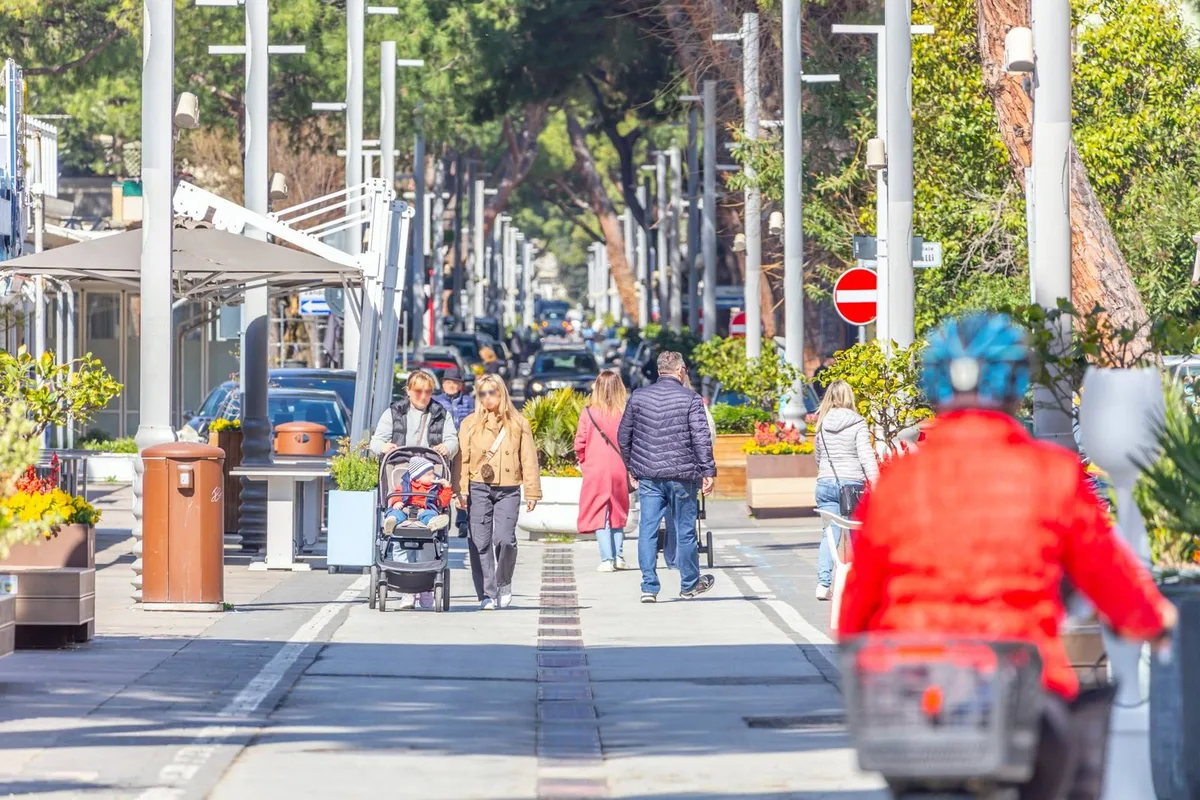 Promenade du soir sur le Viale Dante à Riccione avec vitrines illuminées