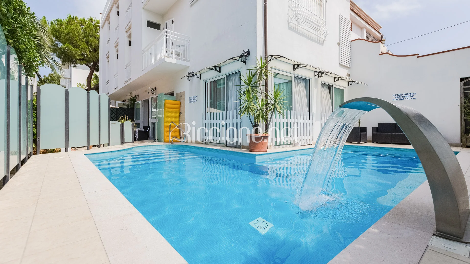 Piscina con cascata cervicale