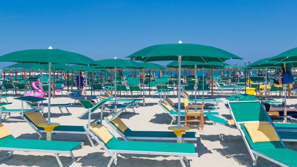 Parasols et chaises longues sur la plage de Riccione