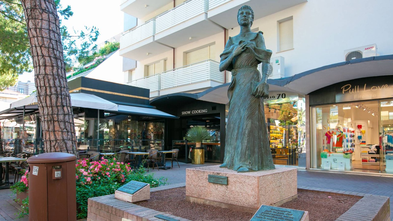 Statue von Maria Ceccarini in der Viale Ceccarini