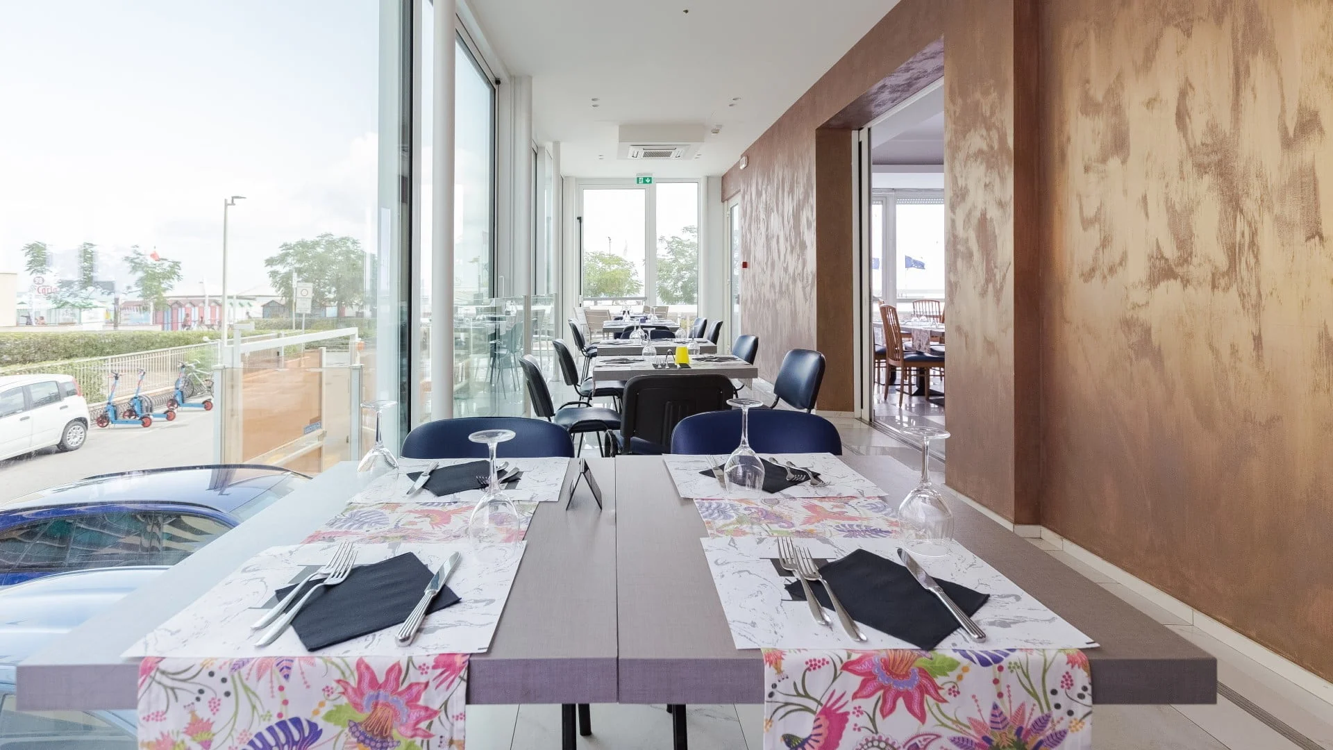 Restaurant room with sea view