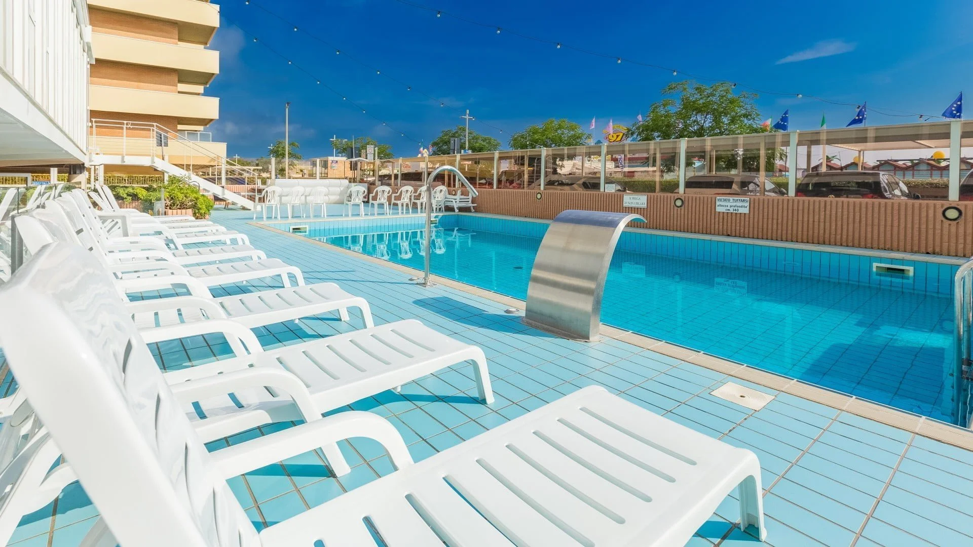 Swimming pool with solarium