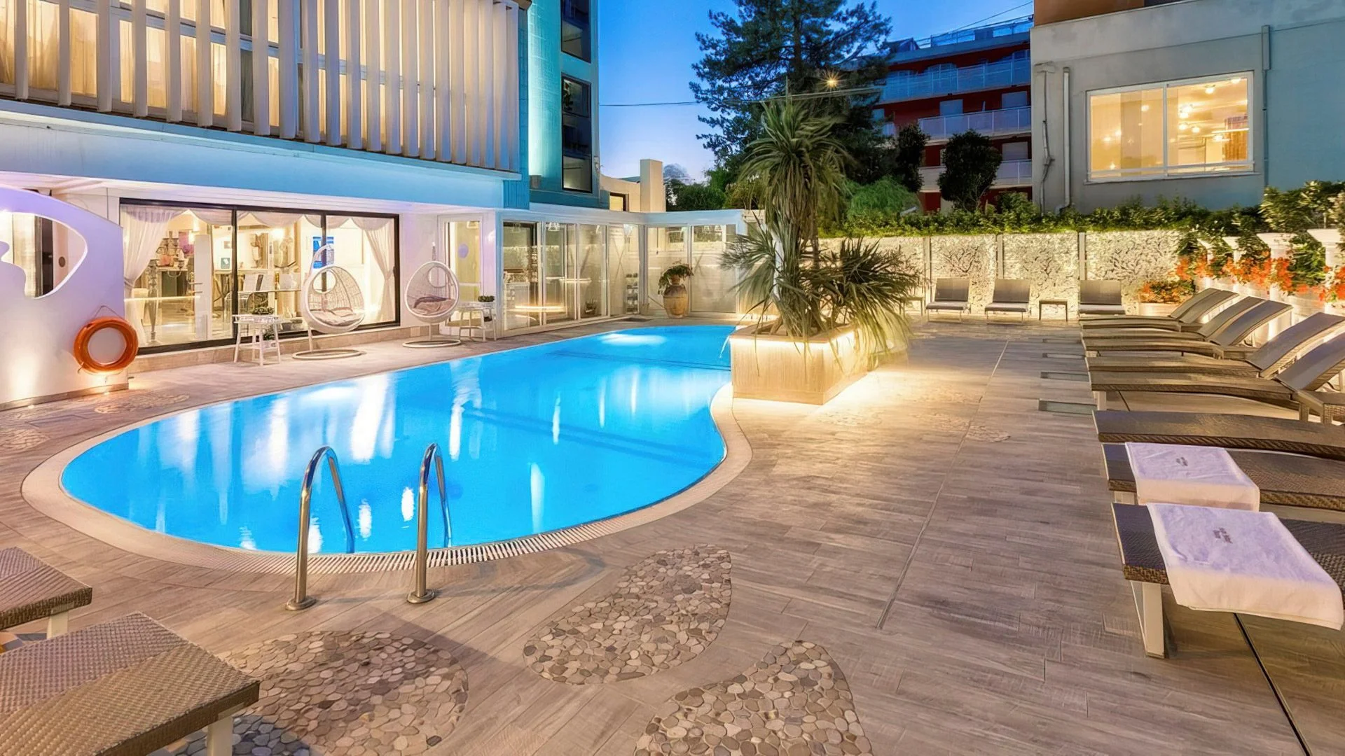 Piscine avec solarium