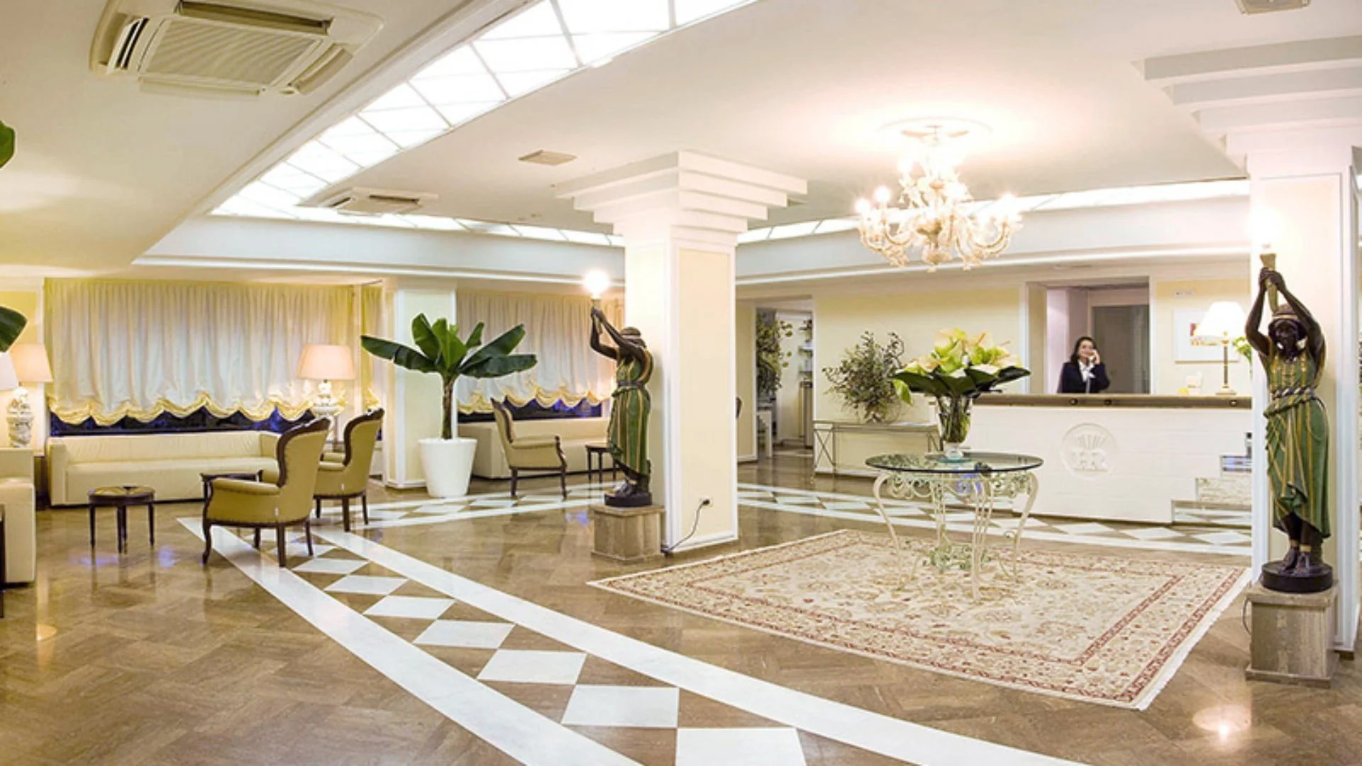 Hall con reception e salotto comune
