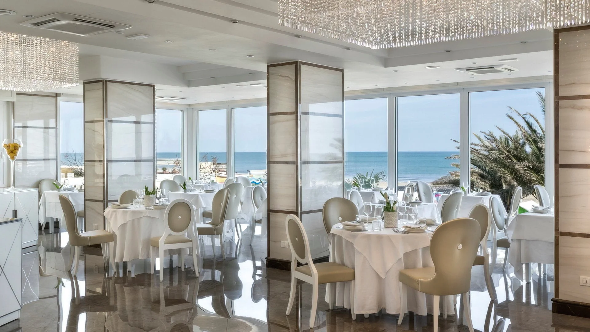 Sala ristorante vista mare