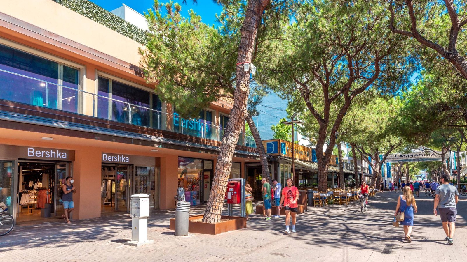 Viale Ceccarini Detail