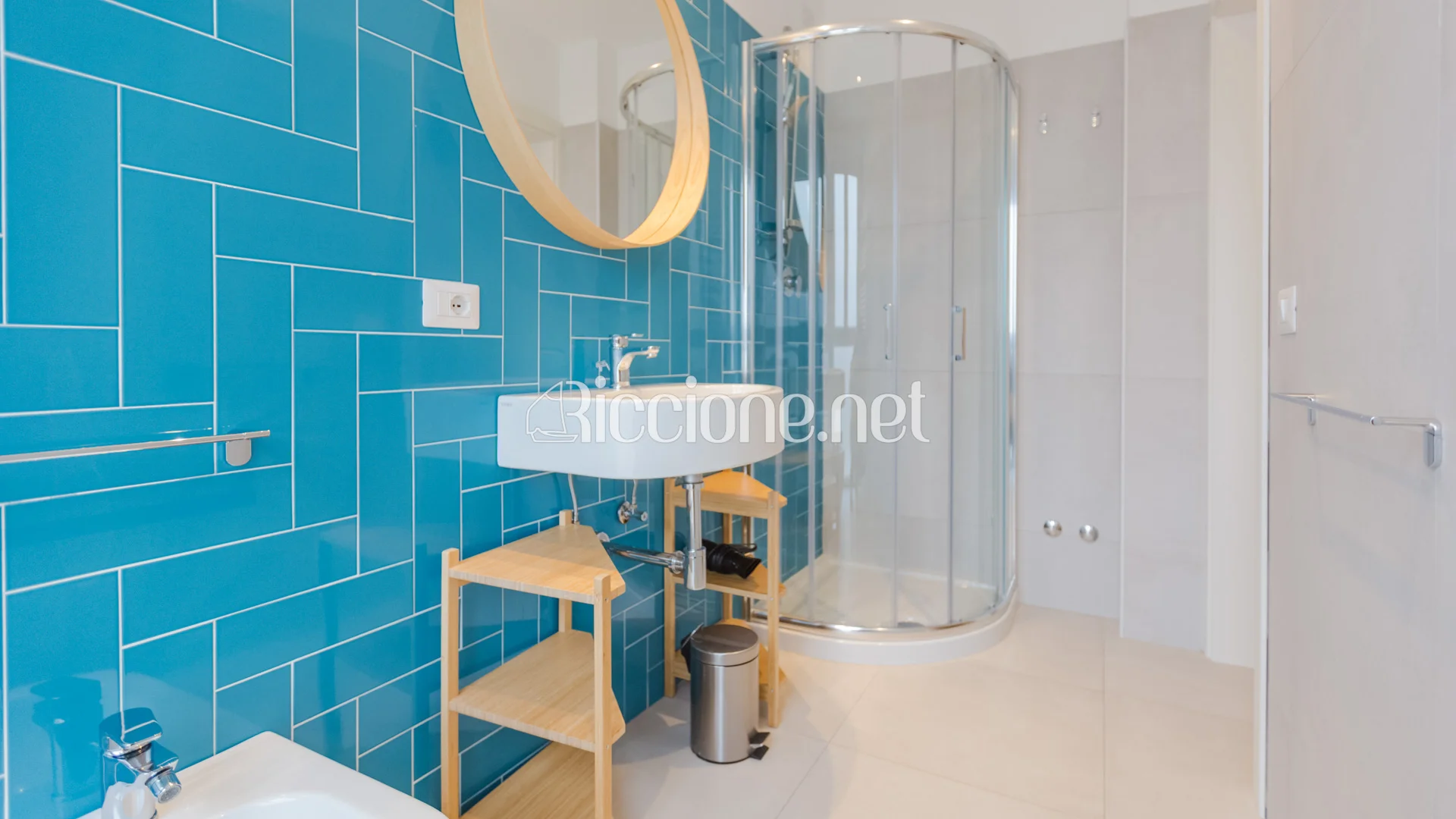 Badezimmer mit Duschkabine