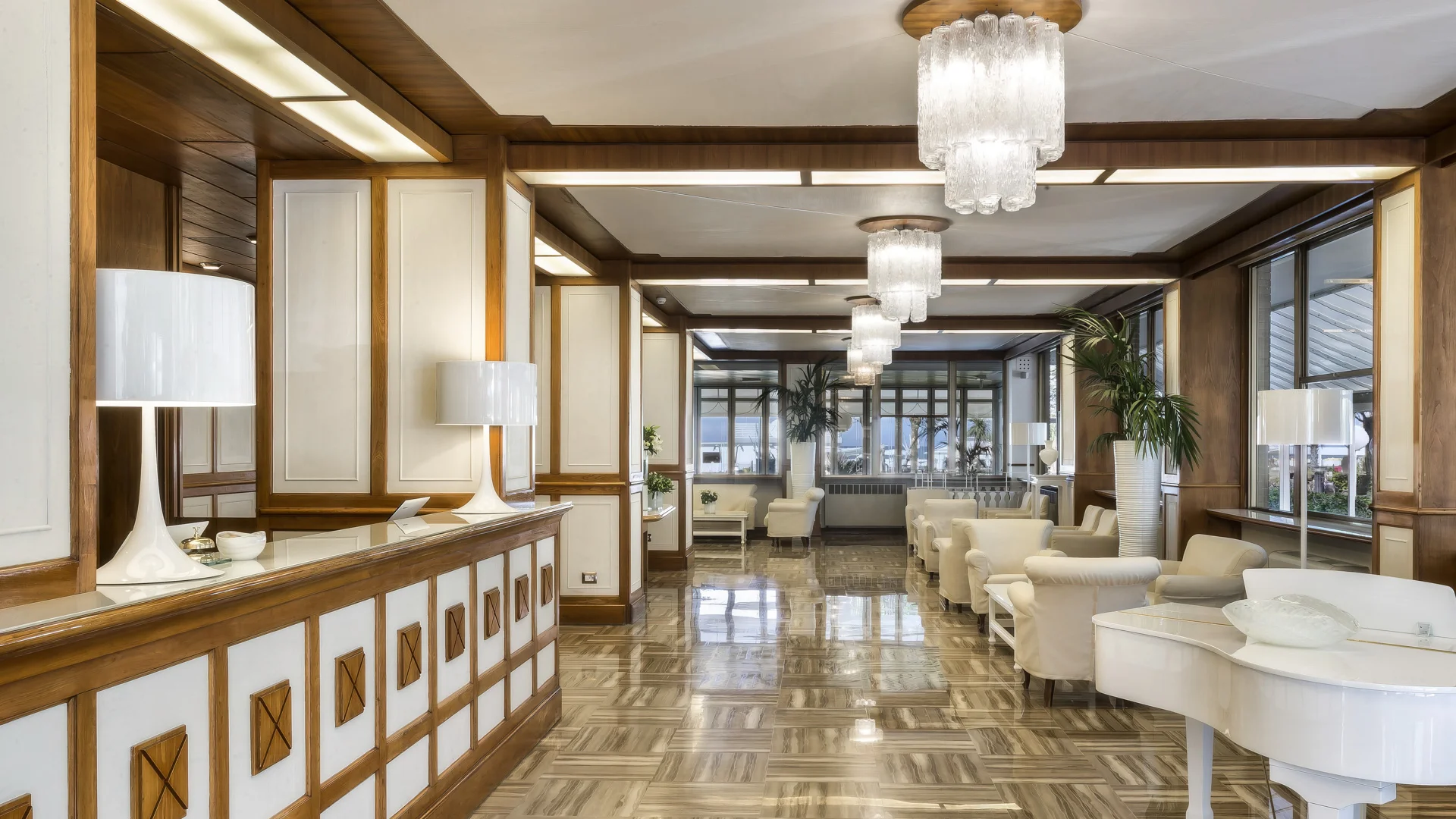 Lobby mit Rezeption und Sofas