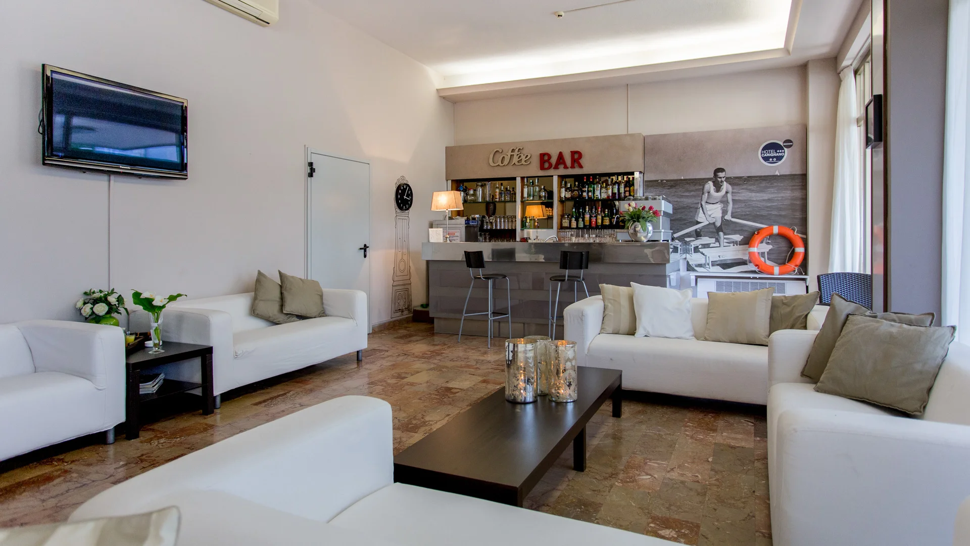 Zona bar e salotto comune con TV