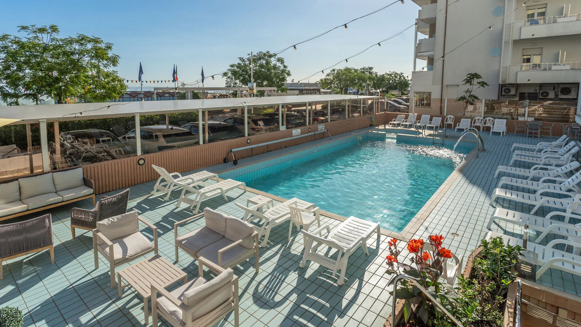 Piscina con solarium