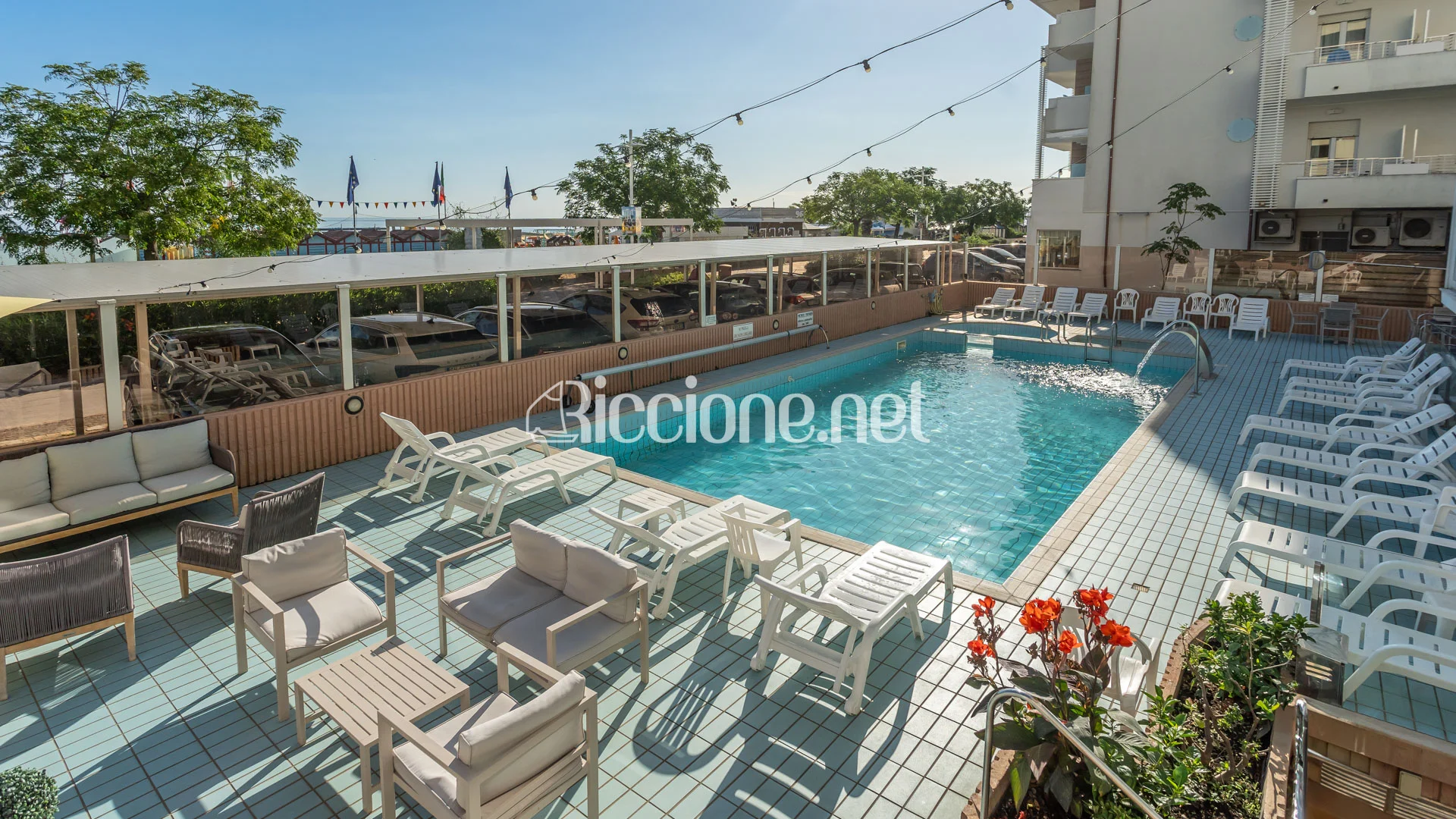 Piscina con solarium