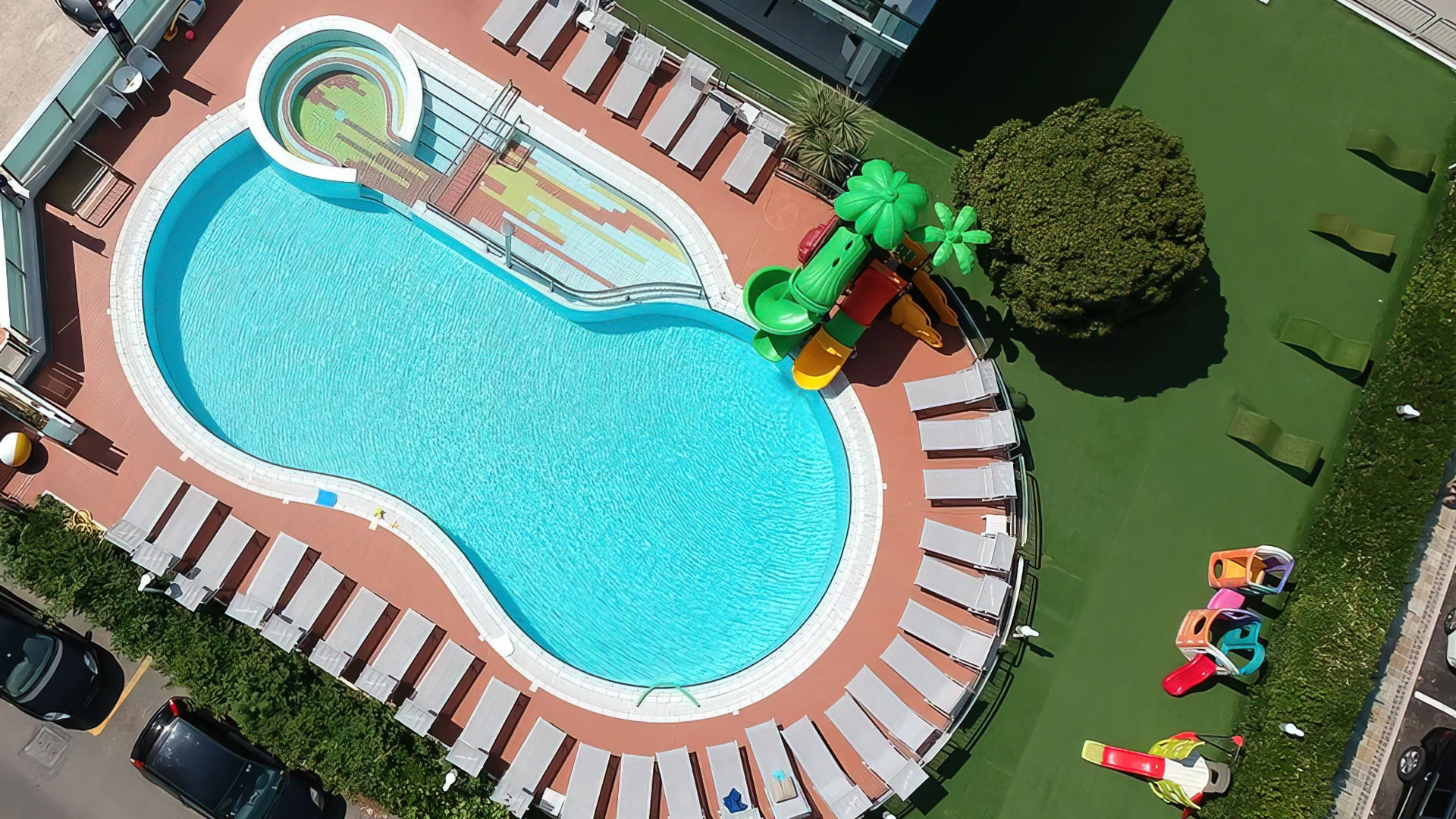 Piscina con solarium attrezzato