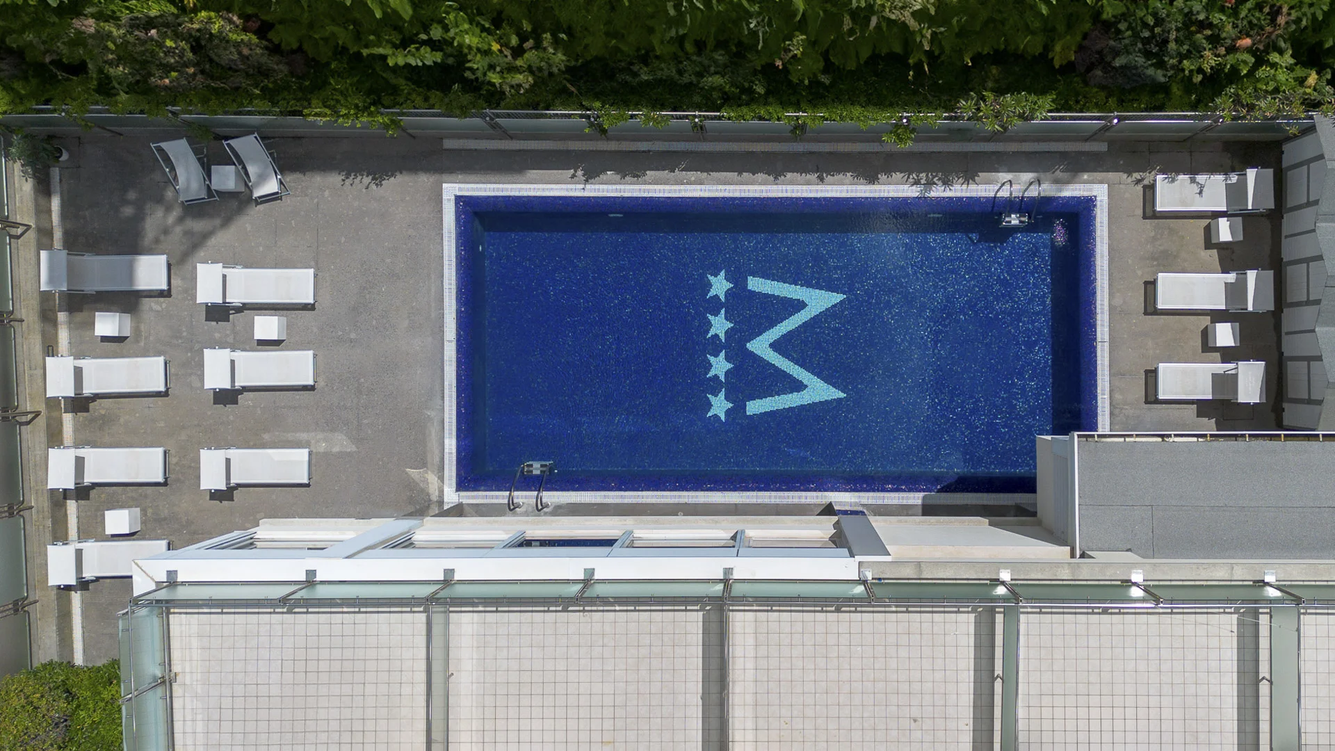 Piscina con solarium