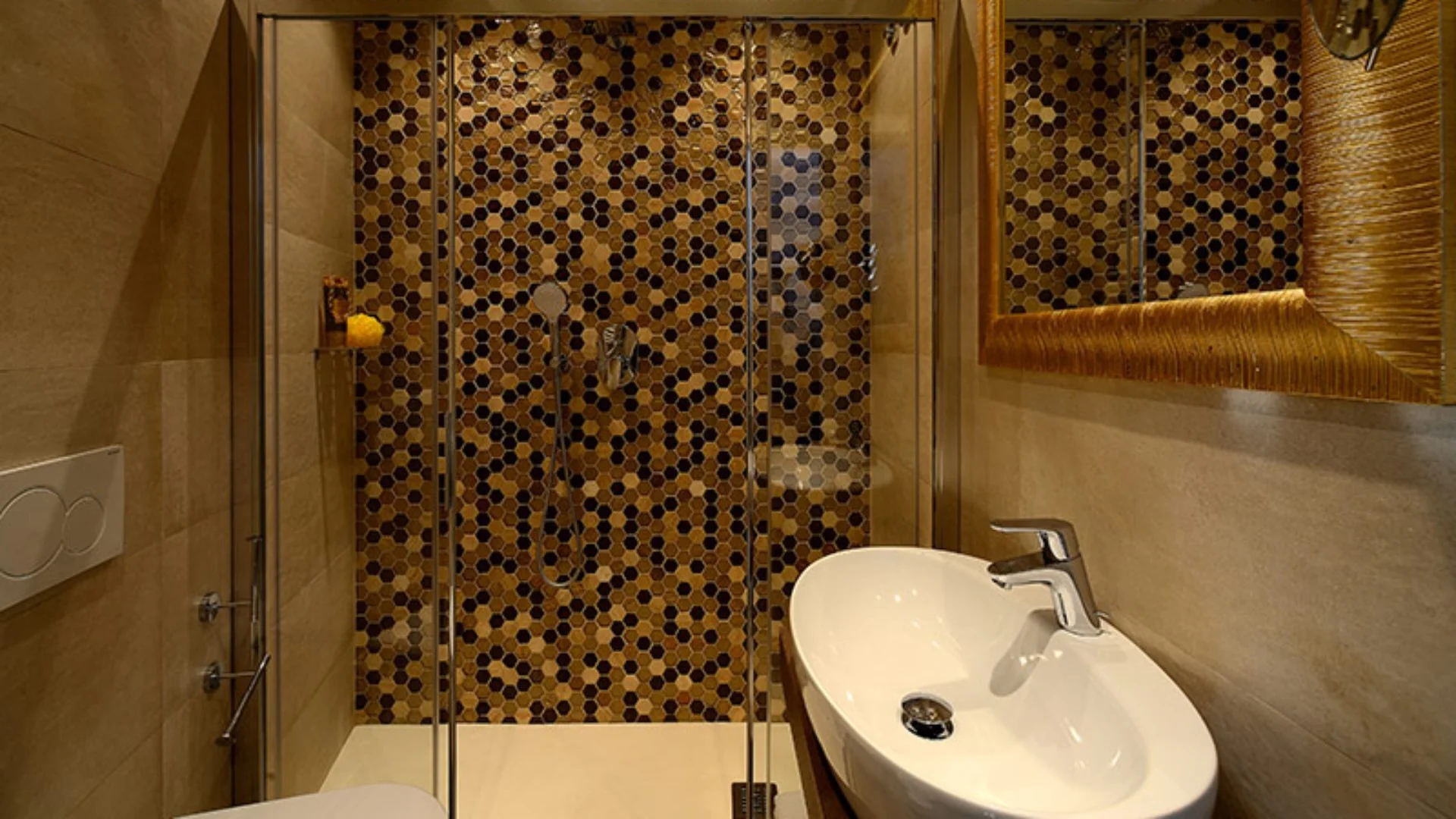 Bagno con ampio box doccia