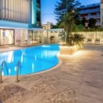 Piscina esterna di sera