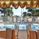 Sala ristorante vista piscina