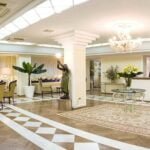 Hall con banco reception e salottino