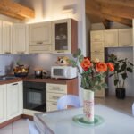 Area soggiorno con cucina in appartamento